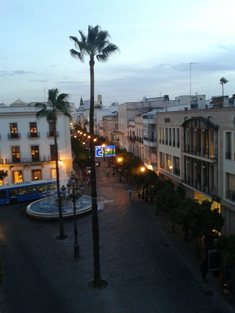 Jerez rediseña 260 contenedores para encajarlos mejor en las calles del centro