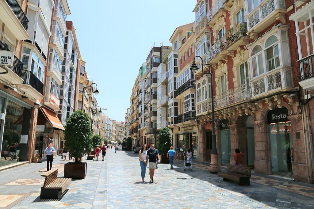 Cartagena prueba una sombra estacional que reduce hasta seis grados sin ocultar las fachadas